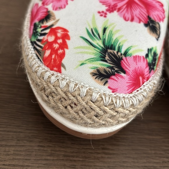 Comfortview Women's The Spencer Slip On Flat Tropical Hawaiian Floral 12 Wide - Picture 3 of 10